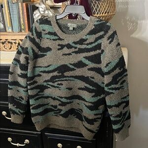 Barefoot Dreams CozyChic Seaside pullover sweater in a green camouflage sz sm